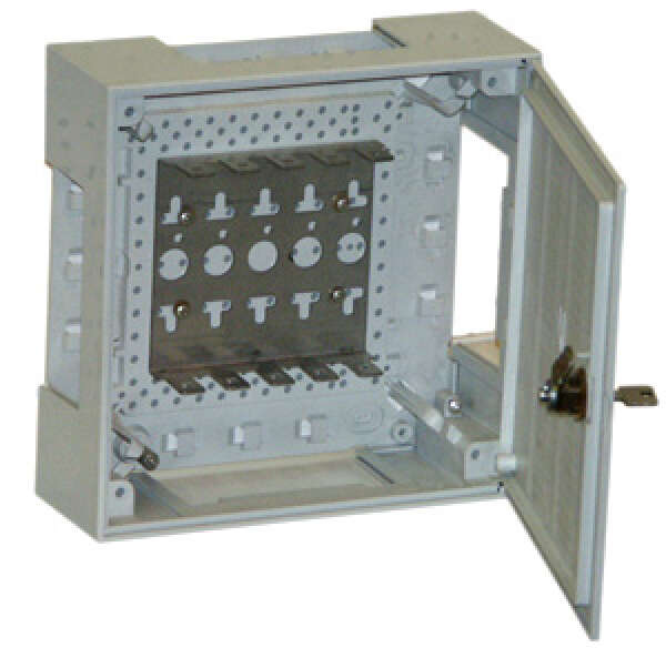 KRONE 6406 1 015-21 — корпус KRONECTION-Box II, 50 пар, с монтажным хомутом, с дверью с замком, имеющим цилиндровый механизм, без плинтов