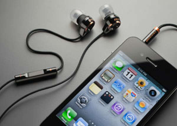 Plantronics Backbeat 216 — стереогарнитура для iPod, iPhone, и iPad