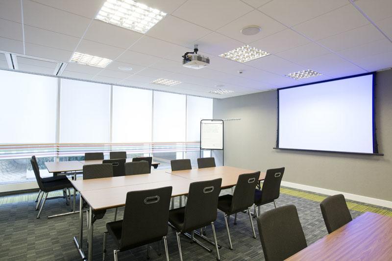 Как кардинально упростить работу с проекционным оборудованием в переговорной комнате или в конференц-зале?